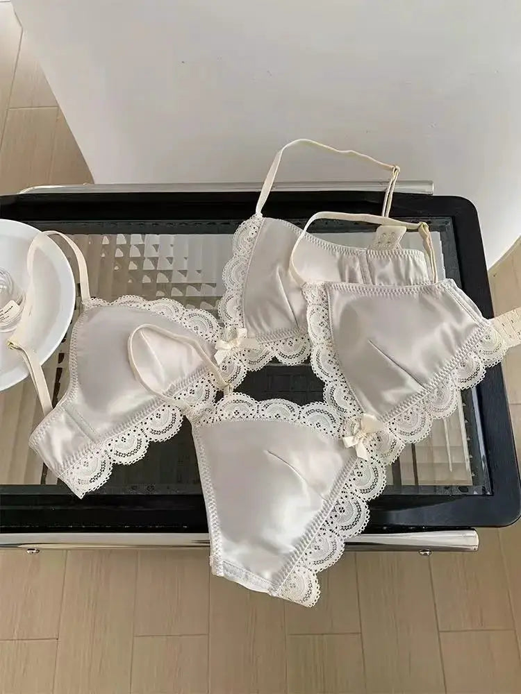 Simples Market SP&CITY white satin lace lingerie set with two triangle-cup bras and a lace thong