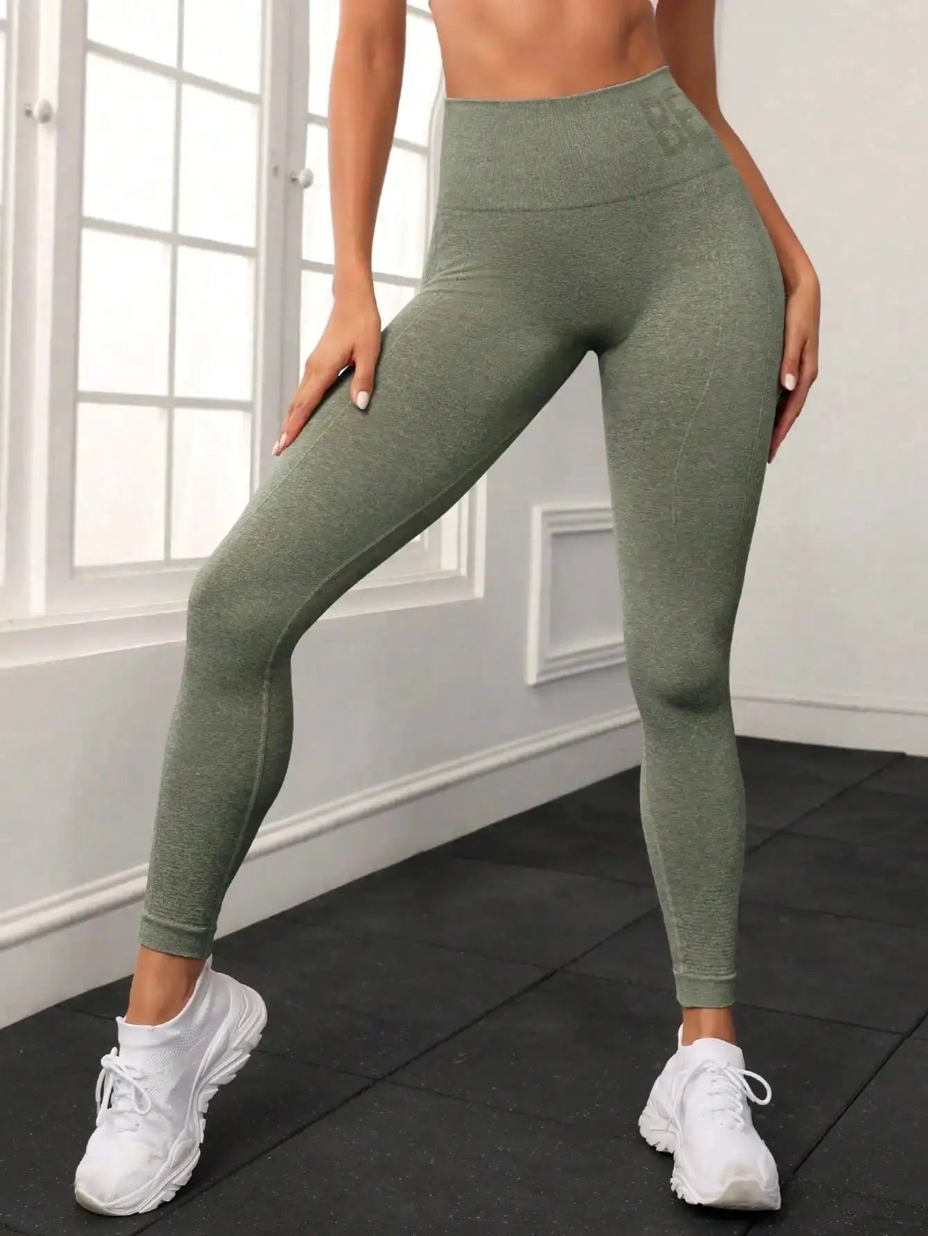 Seamless olive-green yoga pants, high-waisted, tight fit for women, Simples Market