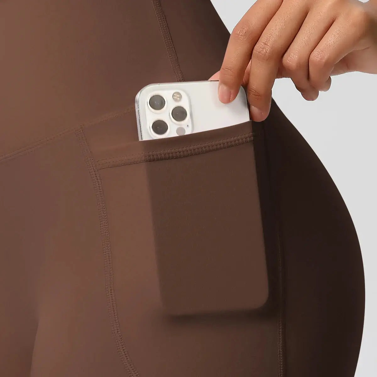 Women’s pocketed yoga shorts in brown, high-waisted with quick-dry fabric