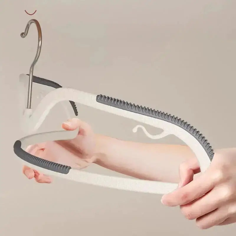 Short-neck non-slip clothes hanger by Simples Market, white with grey grip bands, space-saving design
