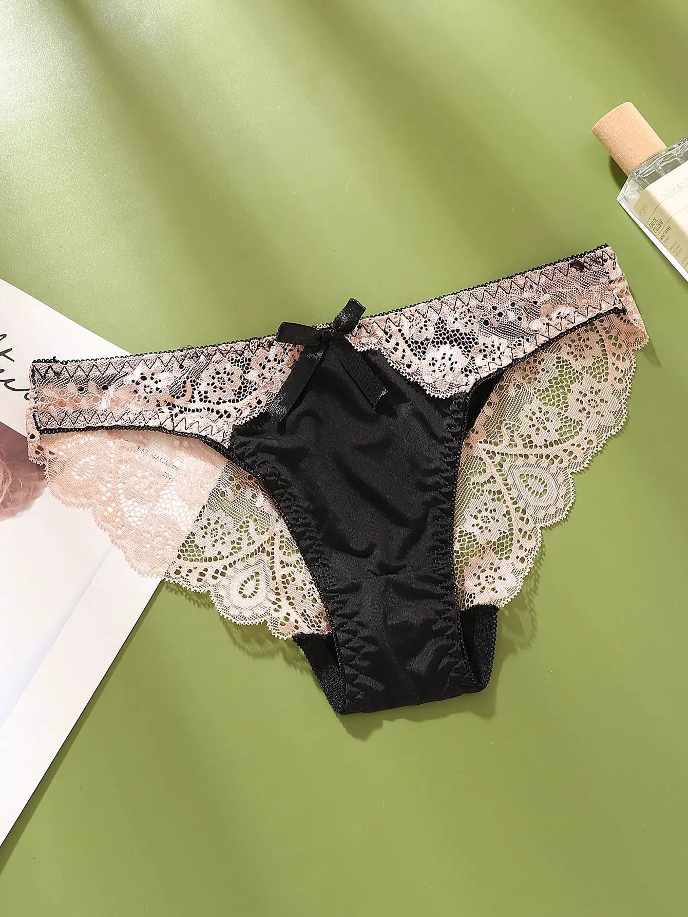 Simples Market lace-trimmed underwear; black mid-low rise briefs with beige lace panels