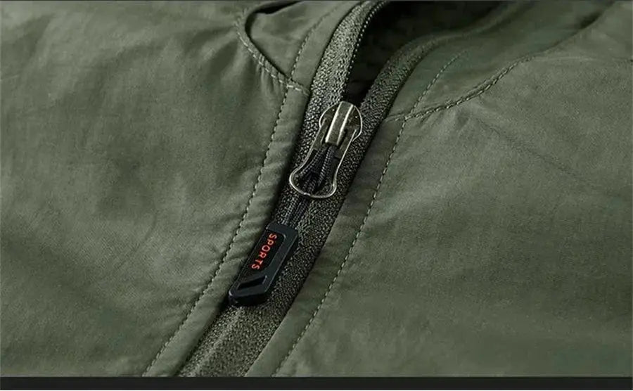 Sleeveless cargo vest Simples Market, green with a close-up metal zipper pull