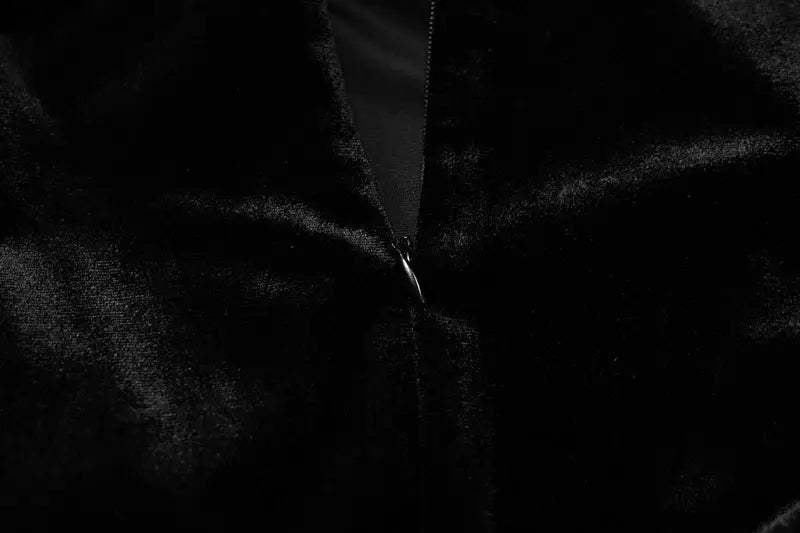 Simples Market Dulzura velvet jumpsuit in black with front zipper and long sleeves.
