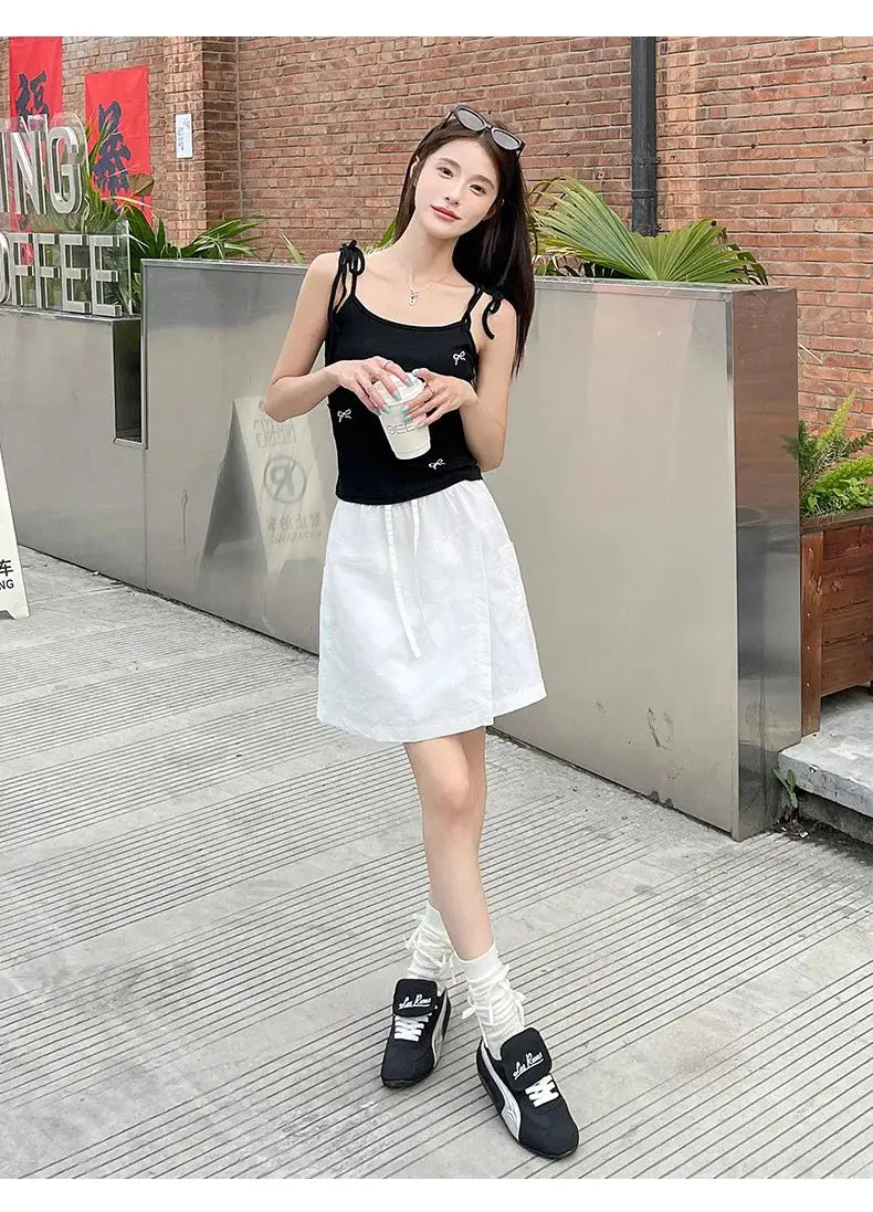 Simples Market fake 2-piece shorts skirt, white high-waist mini A-line with side slit.