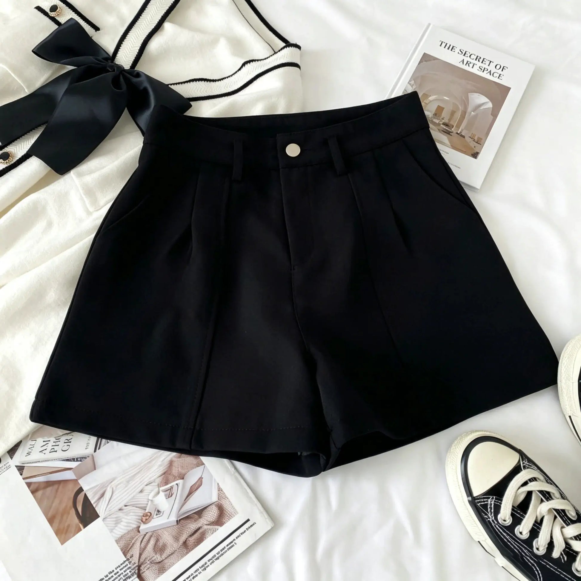 Simples Market black high-waist A-line shorts with front button, flatlay styling.