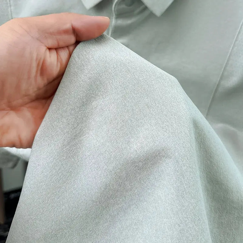 Simples Market men's short-sleeved polo shirt in light gray, close-up of smooth fabric texture