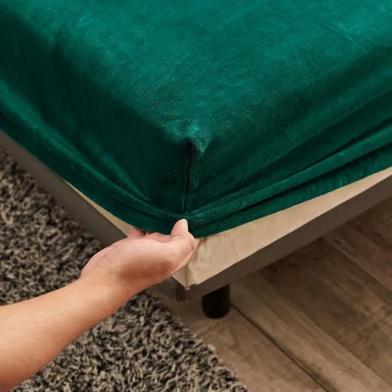 AISIRUI warm plush fitted sheet in emerald green velvet with elastic edges for double bed by Simples Market