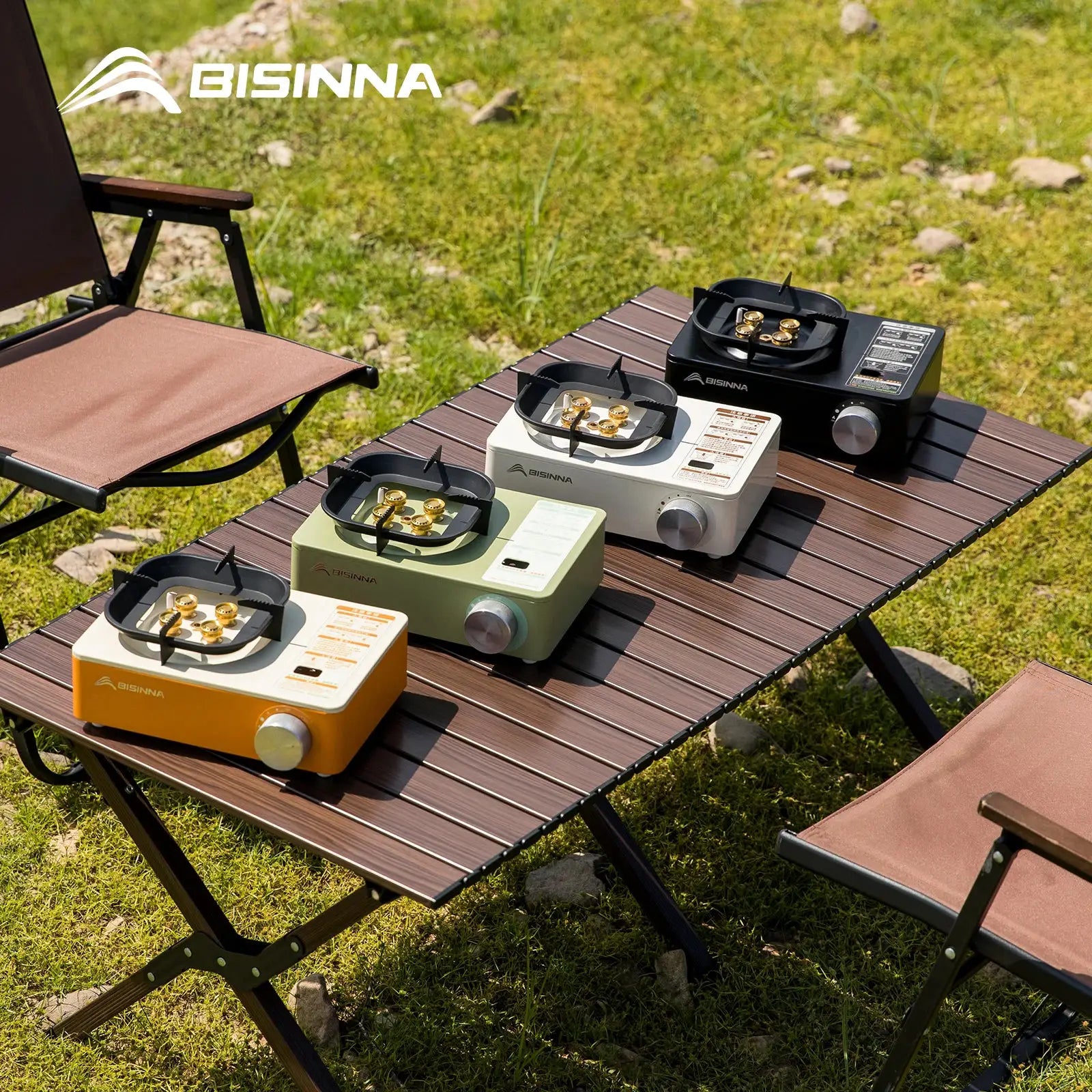 BISINNA camping gas stove set (5800W), four units in orange, green, white and black on an outdoor table