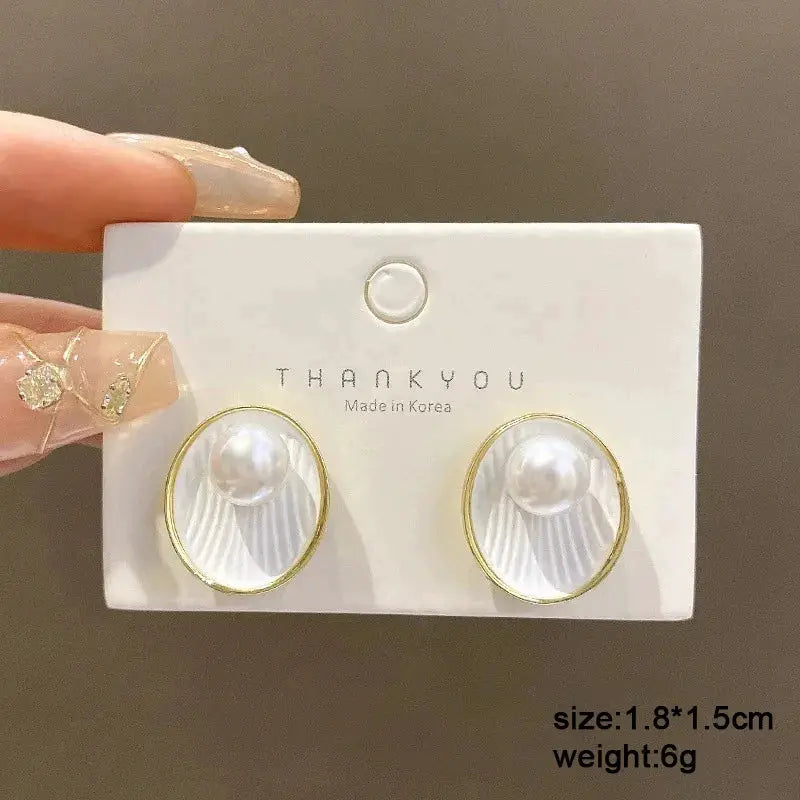 Pearl stud earrings with gold-tone bezel and white round discs (set of 2)