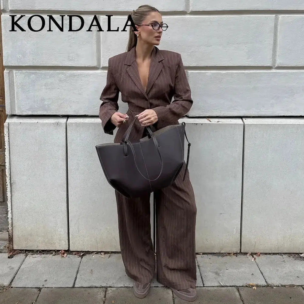 KONDALA brown striped office suit with blazer and wide-leg pants, paired with a dark tote bag; Simples Market