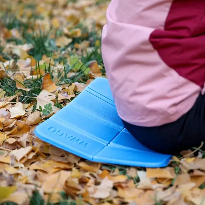 Foldable XPE foam outdoor mat in blue, moistureproof picnic and camping seat cushion
