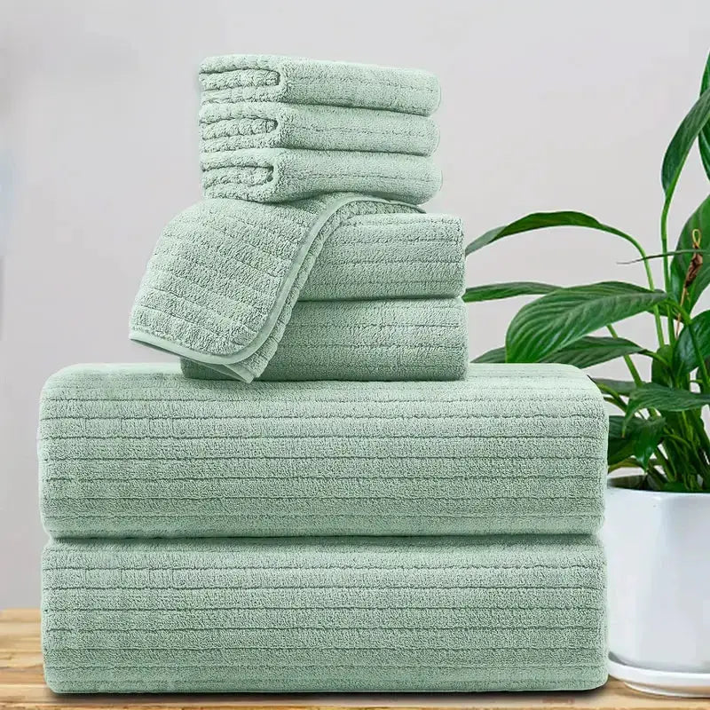 8-Piece bath towel set in mint green; includes 4 washcloths, 2 face towels and 2 bath towels.