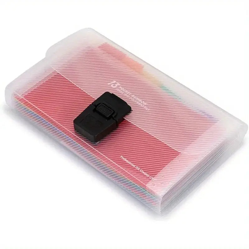A6 expanding file organizer, Simples Market, with 13 pockets, translucent plastic, black buckle closure, papers inside.