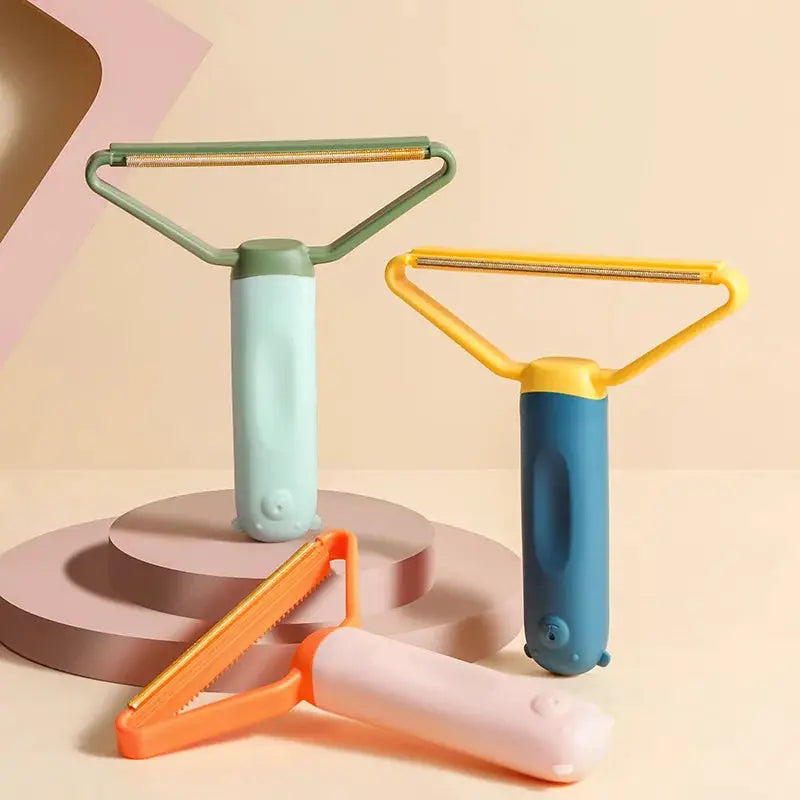 Portable lint remover tool set by Simples Market: three colorful handheld shavers for fabric, clothing and carpet