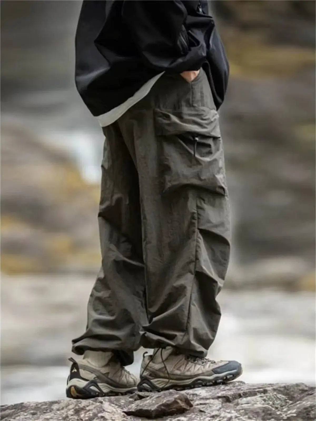 Men's waterproof mountaineering cargo pants in olive green with multiple pockets by Simples Market.