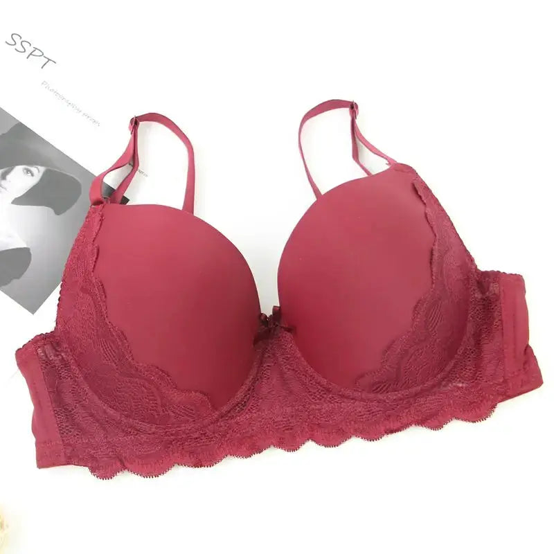 Simples Market red lace push-up bra, plus-size, scalloped trim.