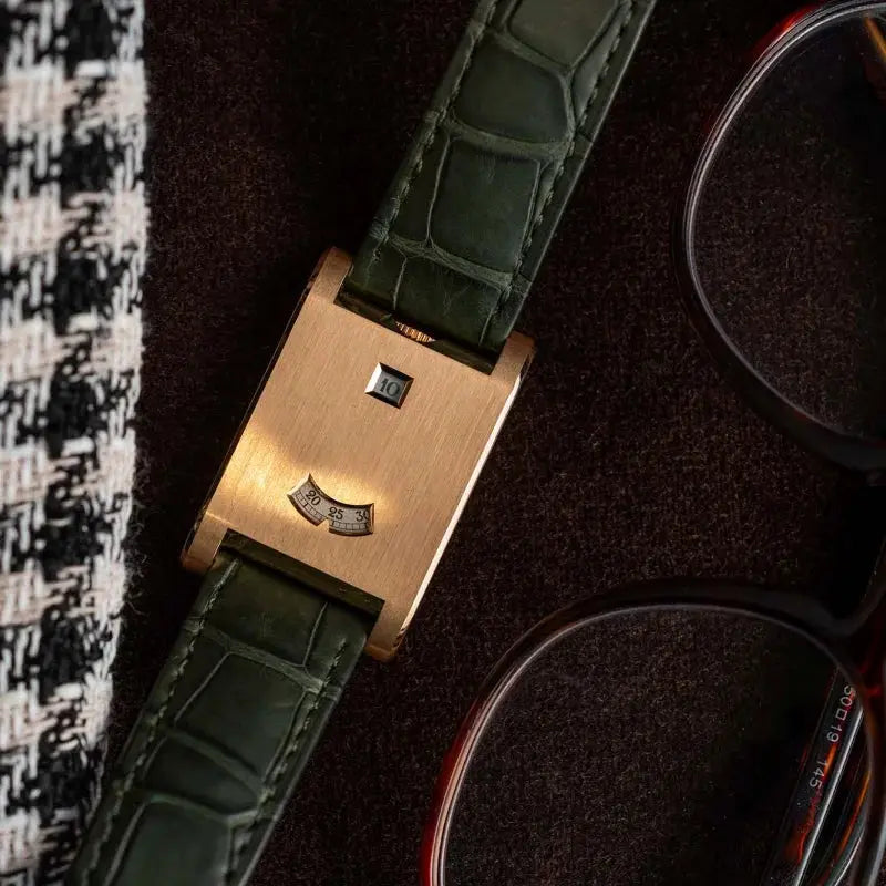 CILOA Square gold-tone quartz watch with green crocodile-embossed leather strap and retro date dial.