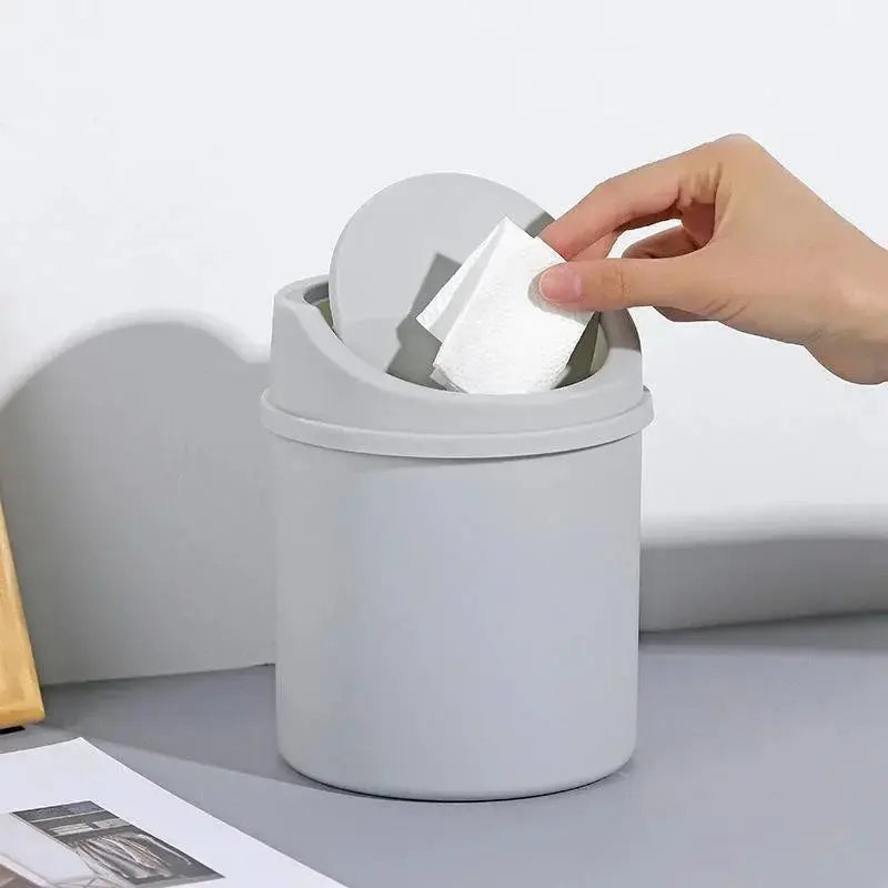 Mini desktop trash can with lid, gray plastic cylinder for desk or home office by Simples Market, compact and clean