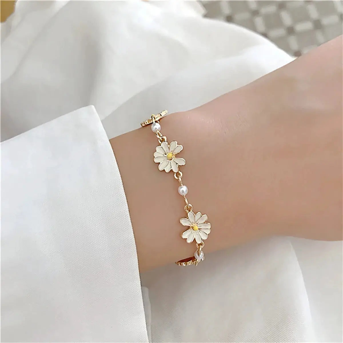 Sweet Daisy flower bracelet for women with two daisy charms, gold-tone chain, white petals, and pearl accents