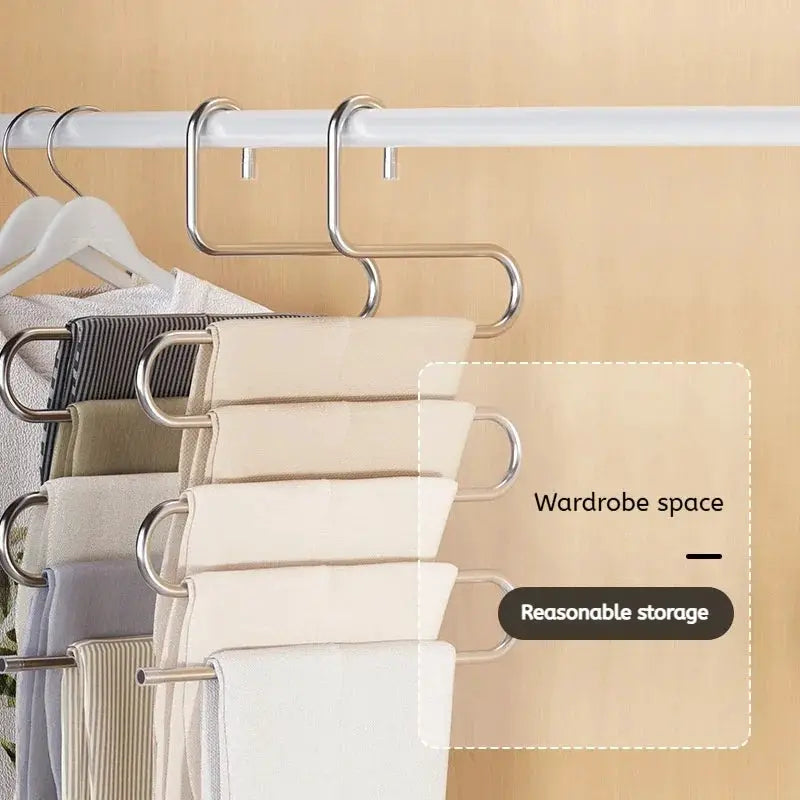 5-layer metal clothes hanger rack by Simples Market with non-slip hangers for wardrobe storage