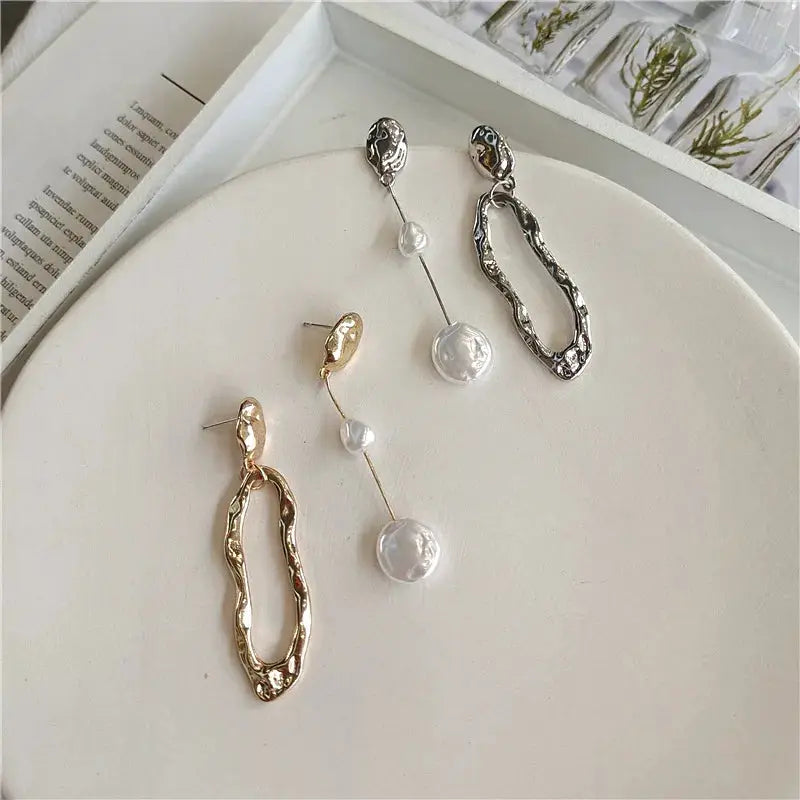 Simples Market irregular long earrings: gold- and silver-tone pearl-drop chains plus a black textured hoop pair