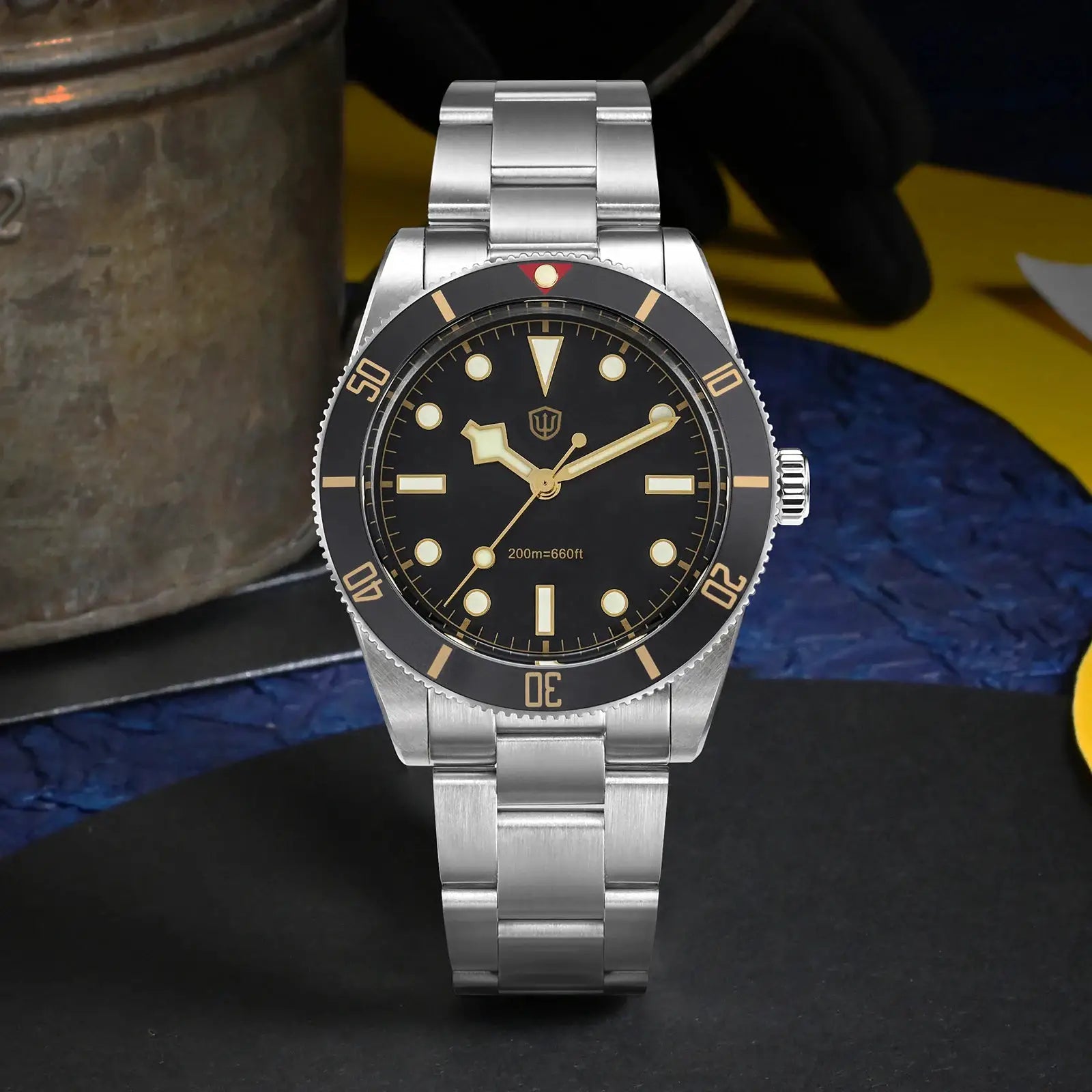 Watchdives WD7922 BB54 diver watch by Simples Market; black dial, gold-tone hands, steel bracelet, 200m water resistance.