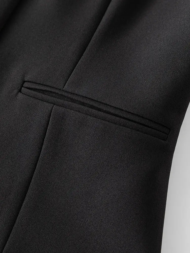 FSLE women's black blazer from Simples Market with welt pocket detail.