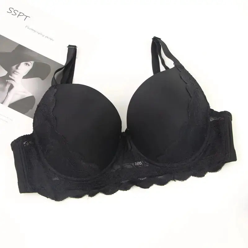 Push-up bra in black with lace trim and padded cups, comfortable everyday lingerie from Simples Market