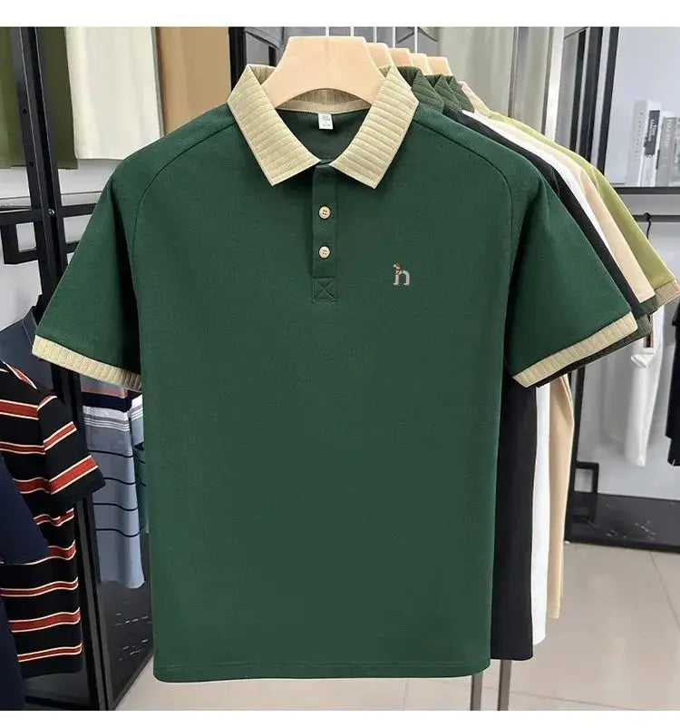 Simples Market green short-sleeve polo shirt with beige ribbed collar and cuffs, small dog embroidery.
