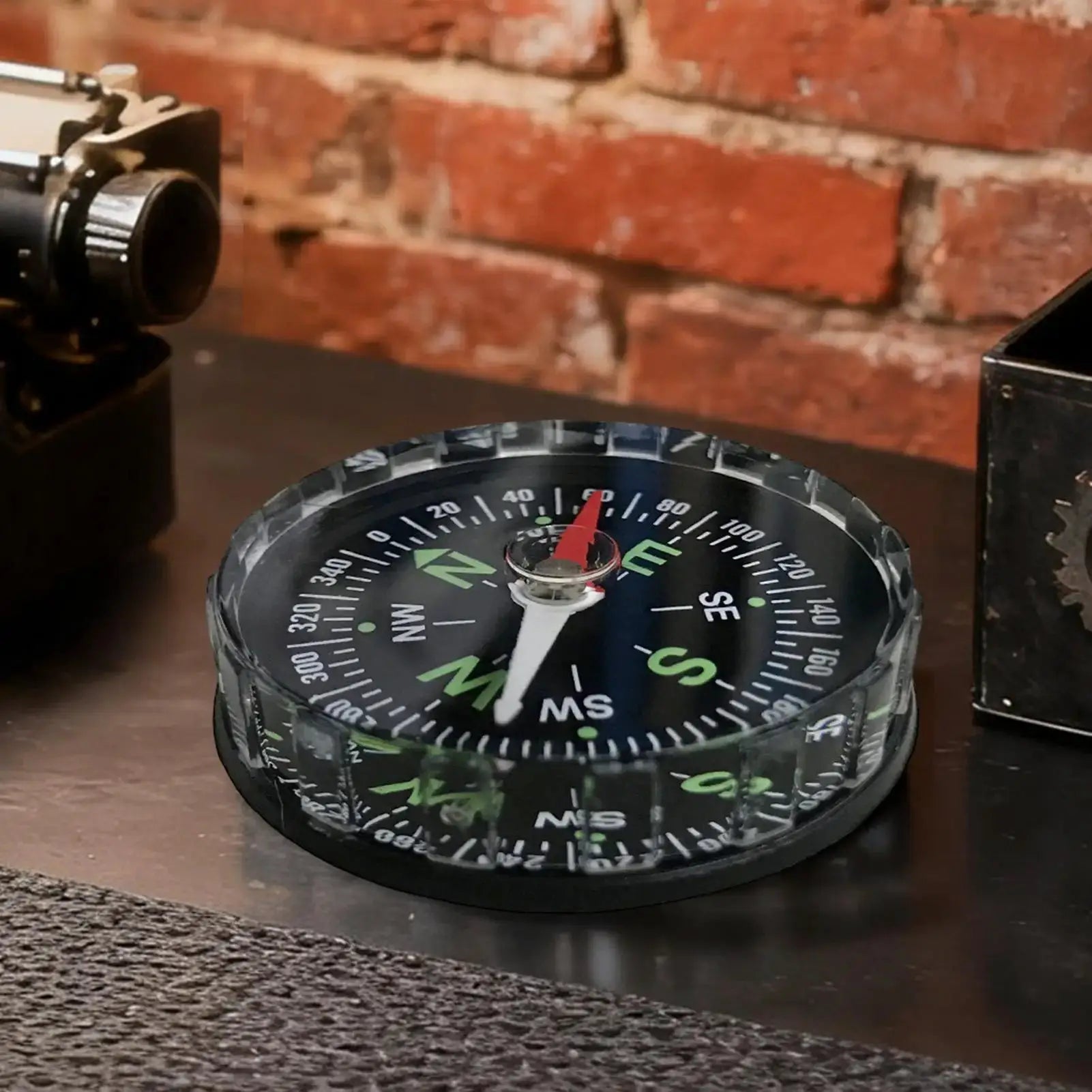 Waterproof hiking compass by Simples Market with glass bezel and green cardinal markings for outdoor navigation