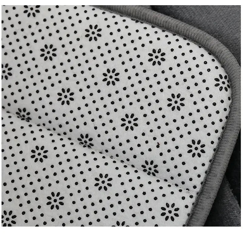 Simples Market bathroom mat with white fabric and black floral-dot pattern, gray edging