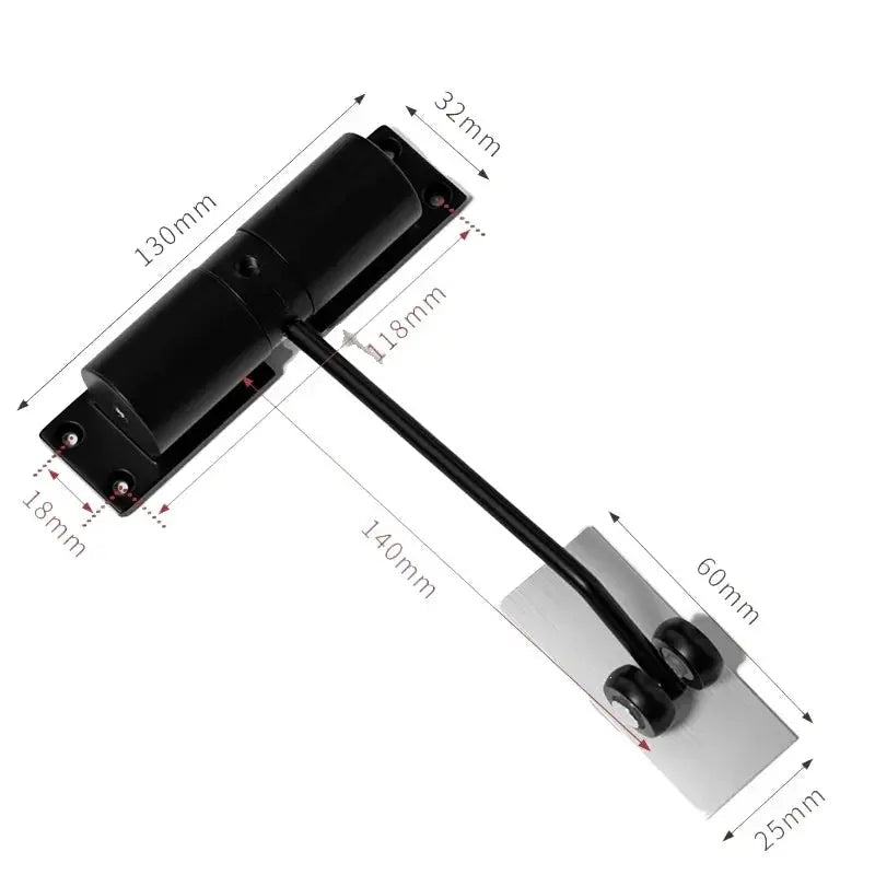Simples Market black door closer with adjustable spring arm for 20–40 kg doors and mounting plate.