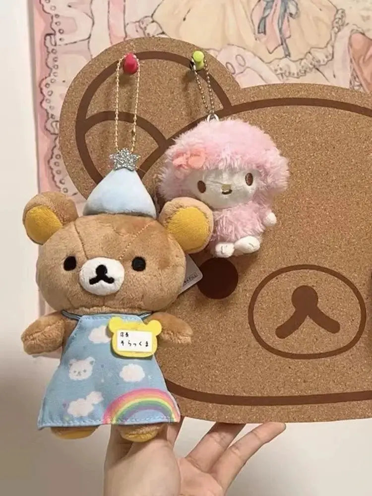 Tablero de fieltro de dibujos animados para pared sin perforación con dos peluches colgantes en colores pastel; Simples Market