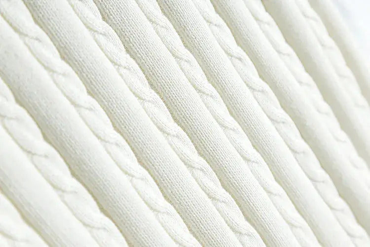 Men's thick white cable-knit sweater vest by Simples Market, close-up fabric texture