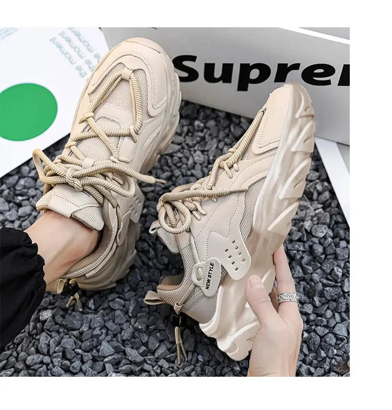 Pair of men's beige breathable thick-soled sneakers with lace-up design, Simples Market.