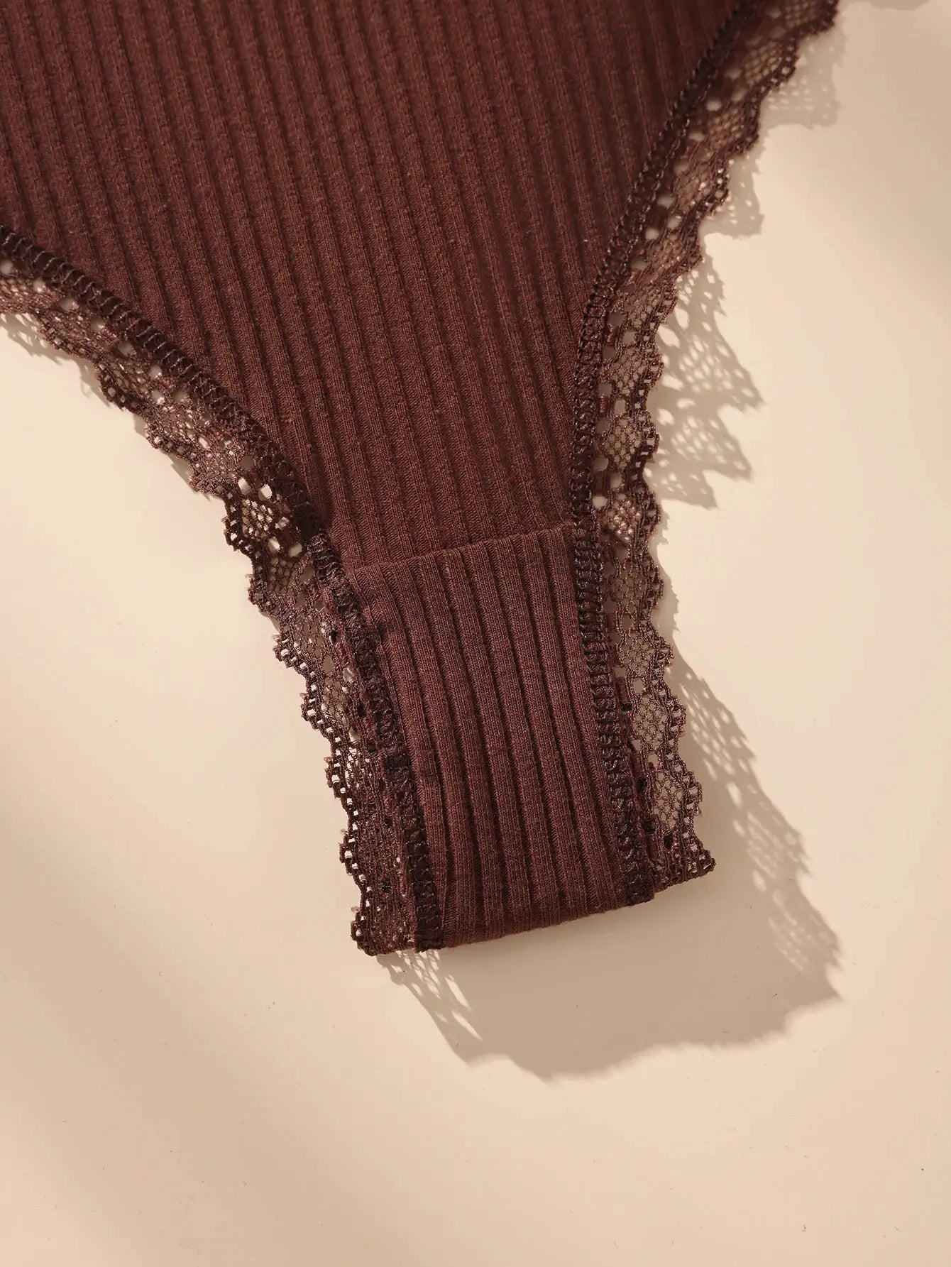 Thong underwear burgundy cotton ribbed fabric with lace trim, by Simples Market.