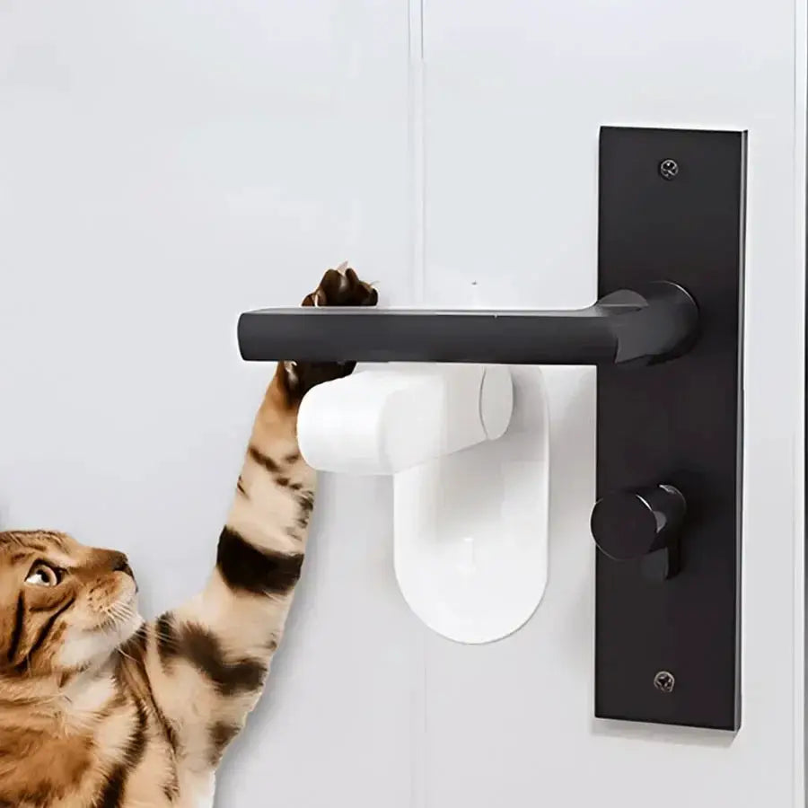 Simples Market universal door lever lock, punch-free child safety buckle, white device on white door with black lever handle