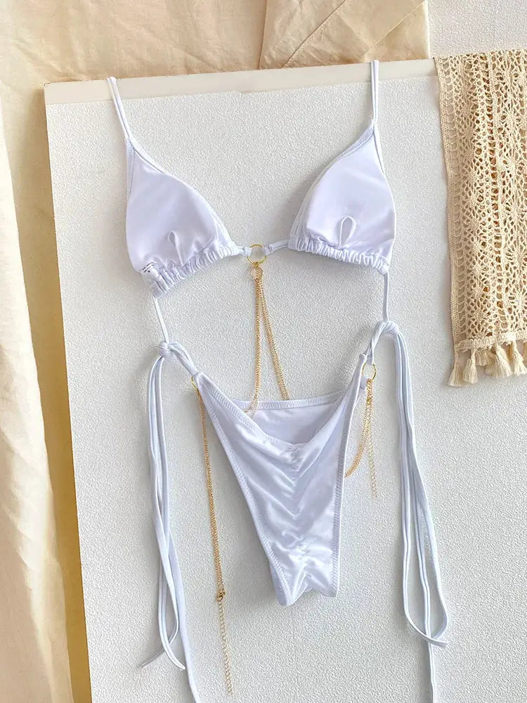 White triangle-chain bikini set with thong bottoms and gold chain details, Simples Market