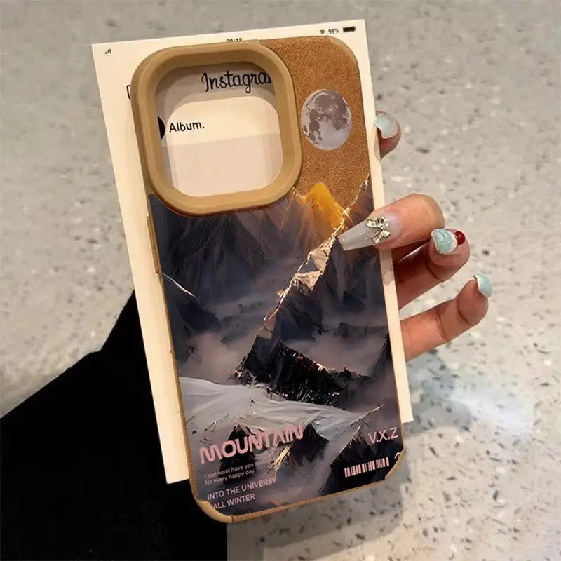 iPhone case Simples Market faux leather with mountain-lake scenery, brown trim and large camera cutout.
