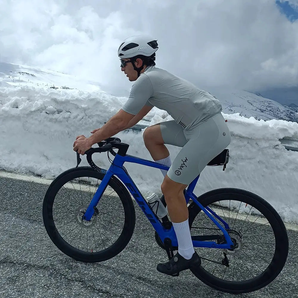 YKYWBIKE men's gray cycling bib shorts with thigh logo worn by a cyclist