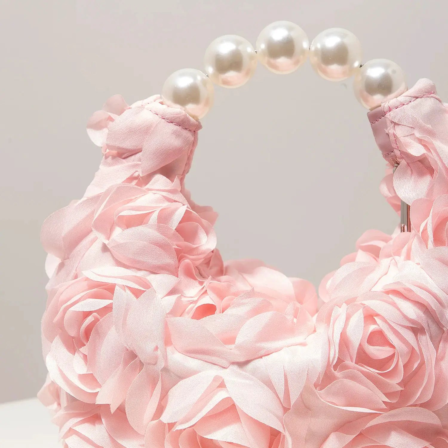 Cartera para mujer rosa con asa de perlas y volantes de tela, Simples Market