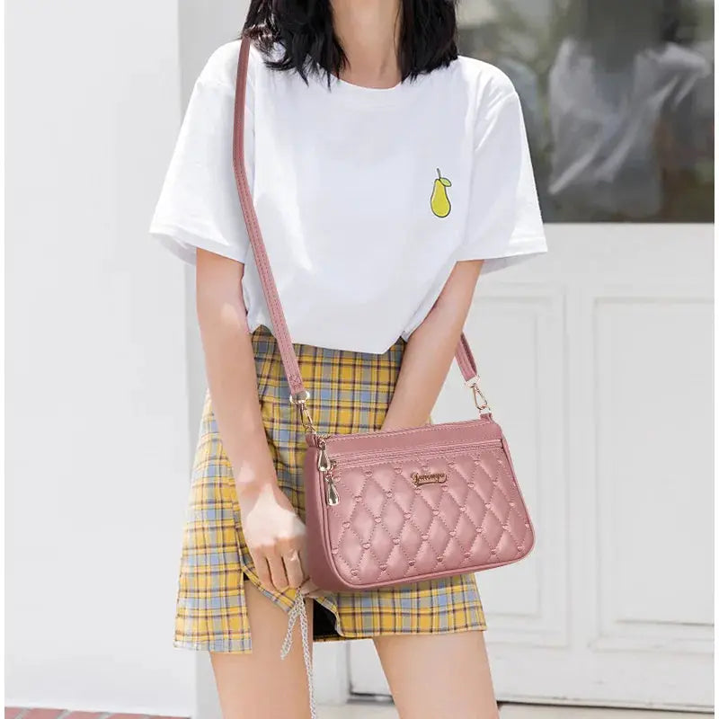 PU leather quilted crossbody bag in pink from Simples Market with zipper closure and adjustable strap