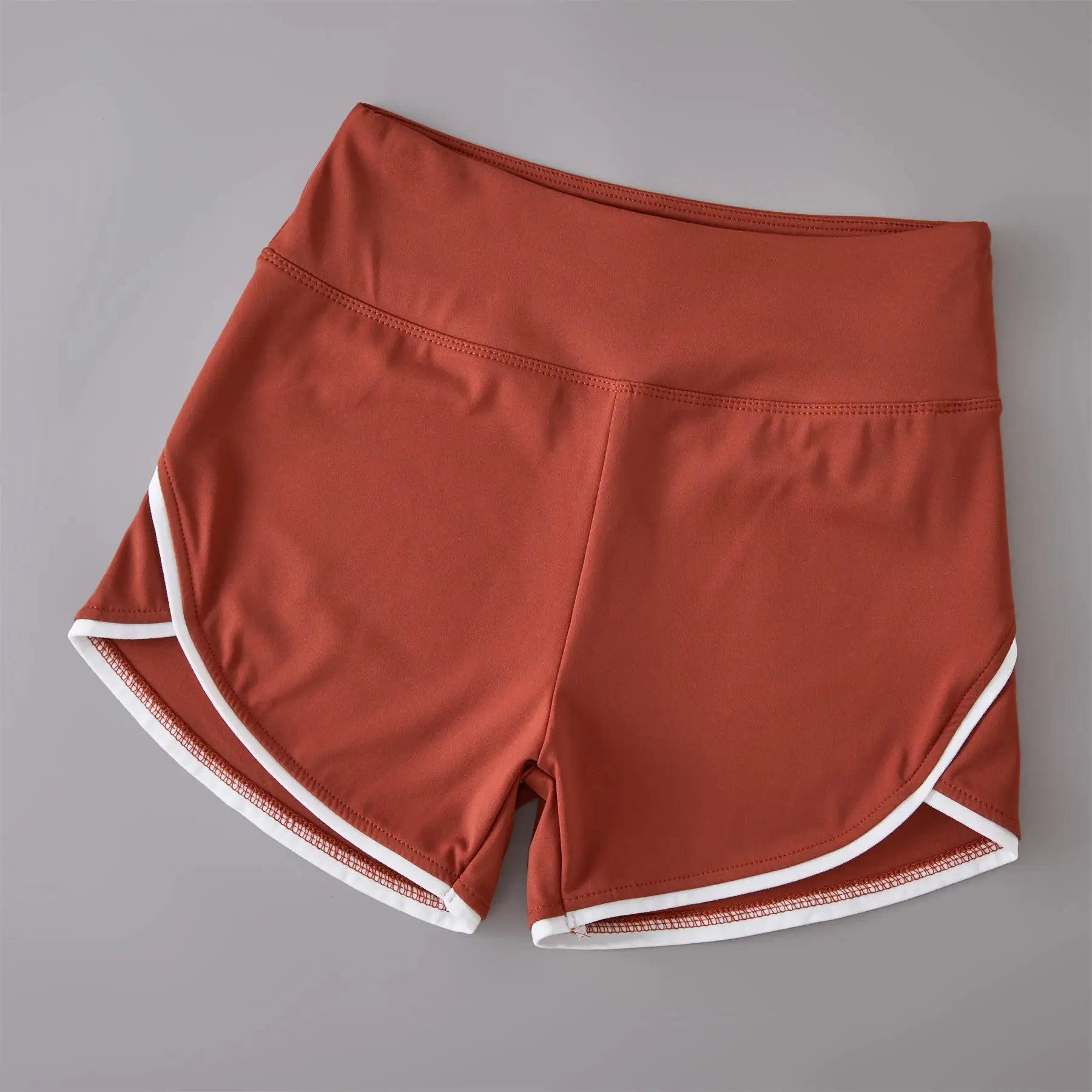 Peach high-waist sports shorts with white trim by Simples Market for yoga and fitness