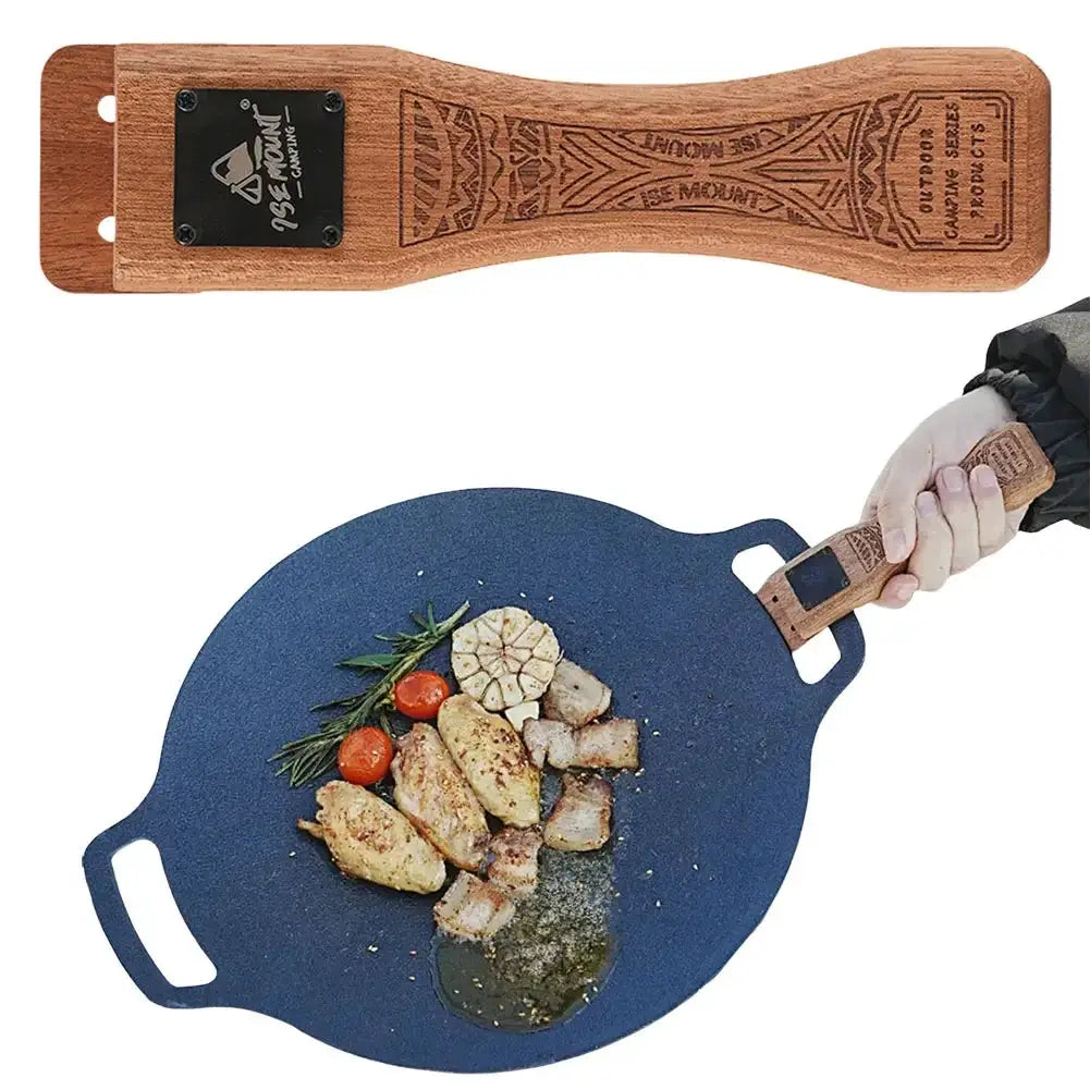 Simples Market outdoor grill pan with solid wood anti-scald handle; blue round grill pan with seasoned chicken pieces.