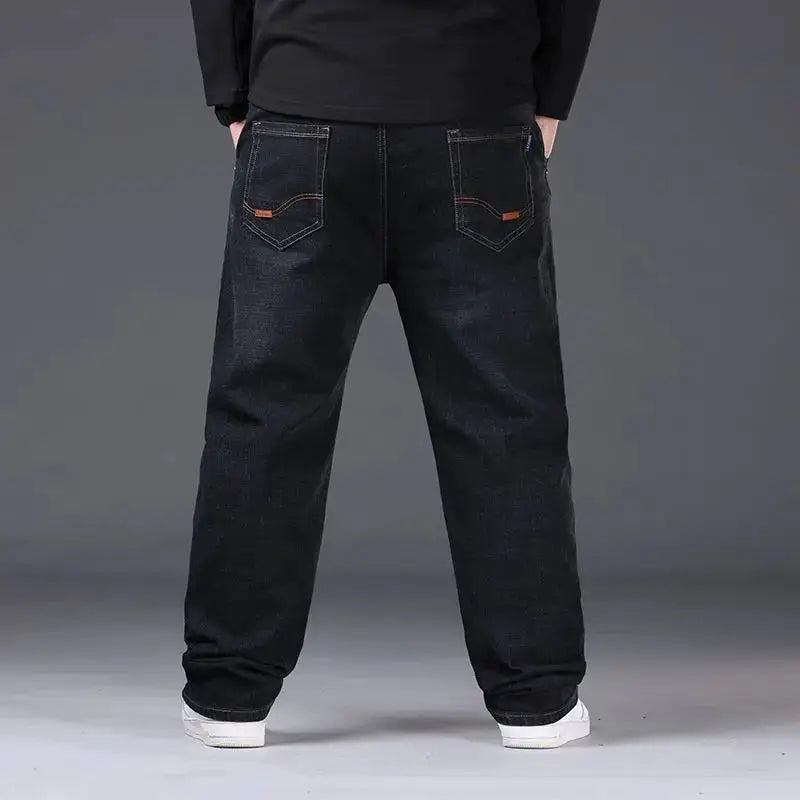 Men's oversized dark denim jeans Simples Market; loose fit with back pockets and orange stitching.