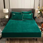 Velvet fitted sheet by Simples Market AISIRUI in emerald green on double bed