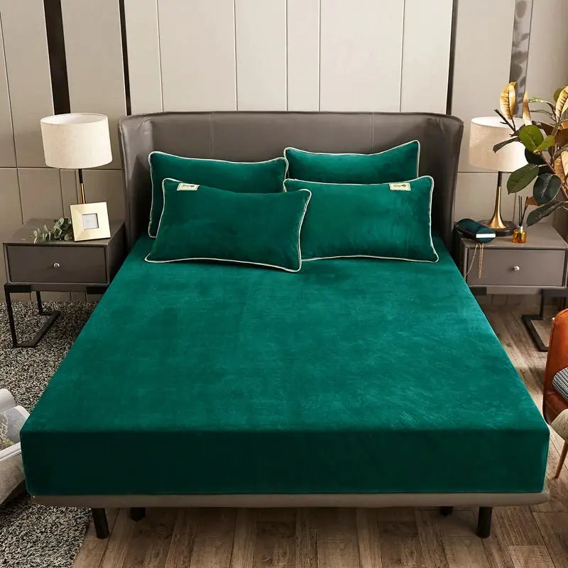 Velvet fitted sheet by Simples Market AISIRUI in emerald green on double bed