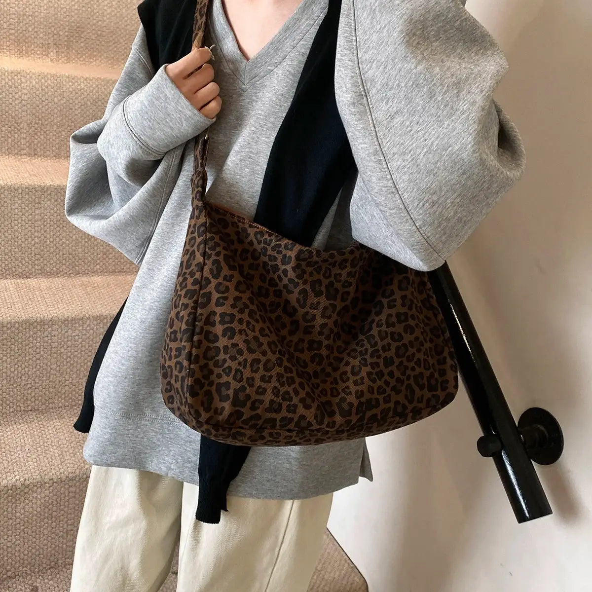 Leopard-print women's shoulder bag, large-capacity soft-textile crossbody by Simples Market for commute and outings.