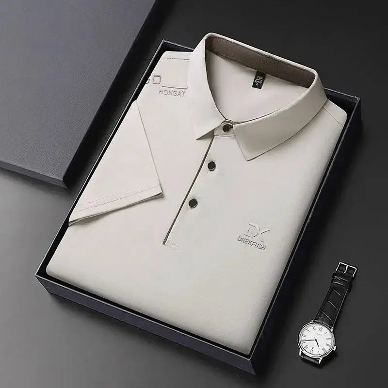 Men's beige short-sleeve polo shirt with badge logo, Simples Market; boxed presentation with watch.