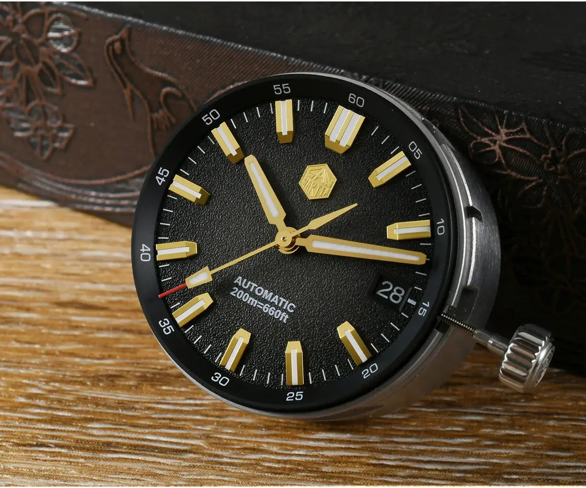 San Martin 40mm dive watch, black dial with gold markers, NH35 automatic, 200m water resistant, Simples Market